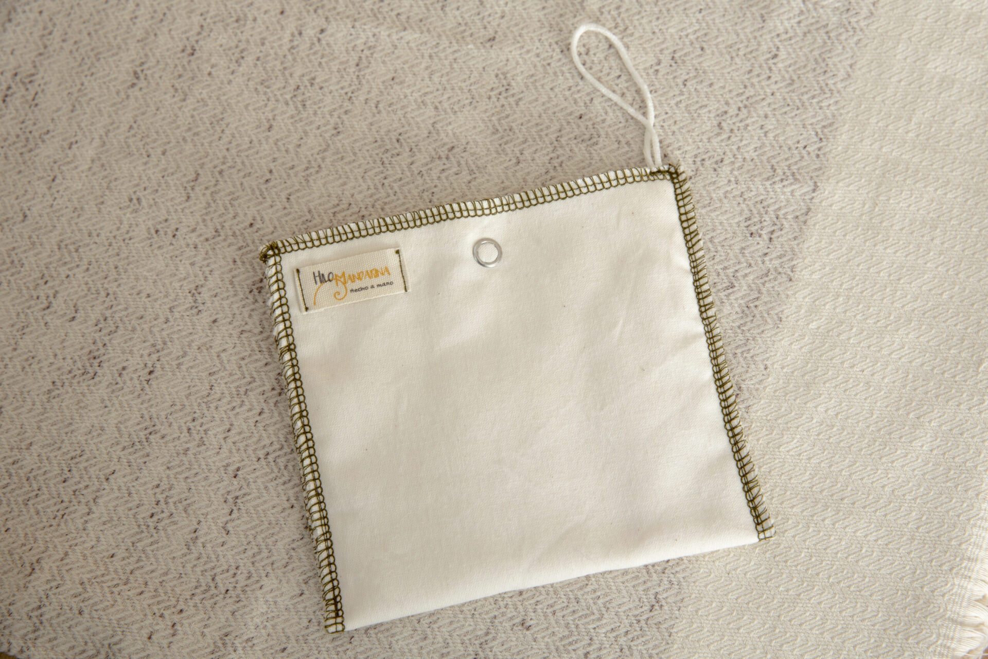 Bolsa portajabón impermeable Brescó. Esta bolsa está diseñada para hacerte más fácil la vida cada vez que tengas que sacar tus pastillas fuera de casa. De esta forma podrás guardarlas después de su uso aun cuando están mojadas. El portajabón sólido está confeccionado a mano con dos capas de algodón 100% orgánico sin teñir ni blanquear y certificado por GOTS. La capa impermeable está compuesta de PUL (70% poliéster reciclado, 30% poliuretano certificado por Oeko-Tex Standard 100 y libre de phalatos).