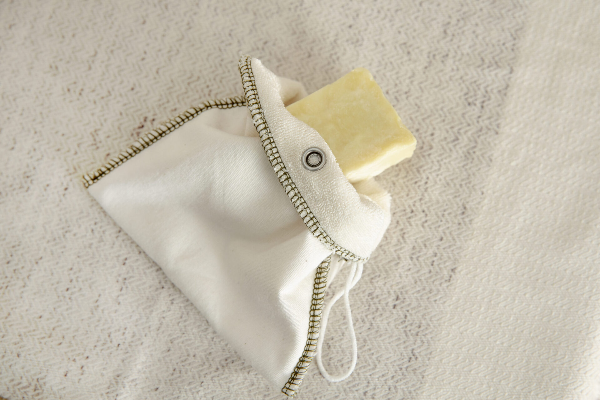 Bolsa portajabón impermeable Brescó. Esta bolsa está diseñada para hacerte más fácil la vida cada vez que tengas que sacar tus pastillas fuera de casa. De esta forma podrás guardarlas después de su uso aun cuando están mojadas. El portajabón sólido está confeccionado a mano con dos capas de algodón 100% orgánico sin teñir ni blanquear y certificado por GOTS. La capa impermeable está compuesta de PUL (70% poliéster reciclado, 30% poliuretano certificado por Oeko-Tex Standard 100 y libre de phalatos).